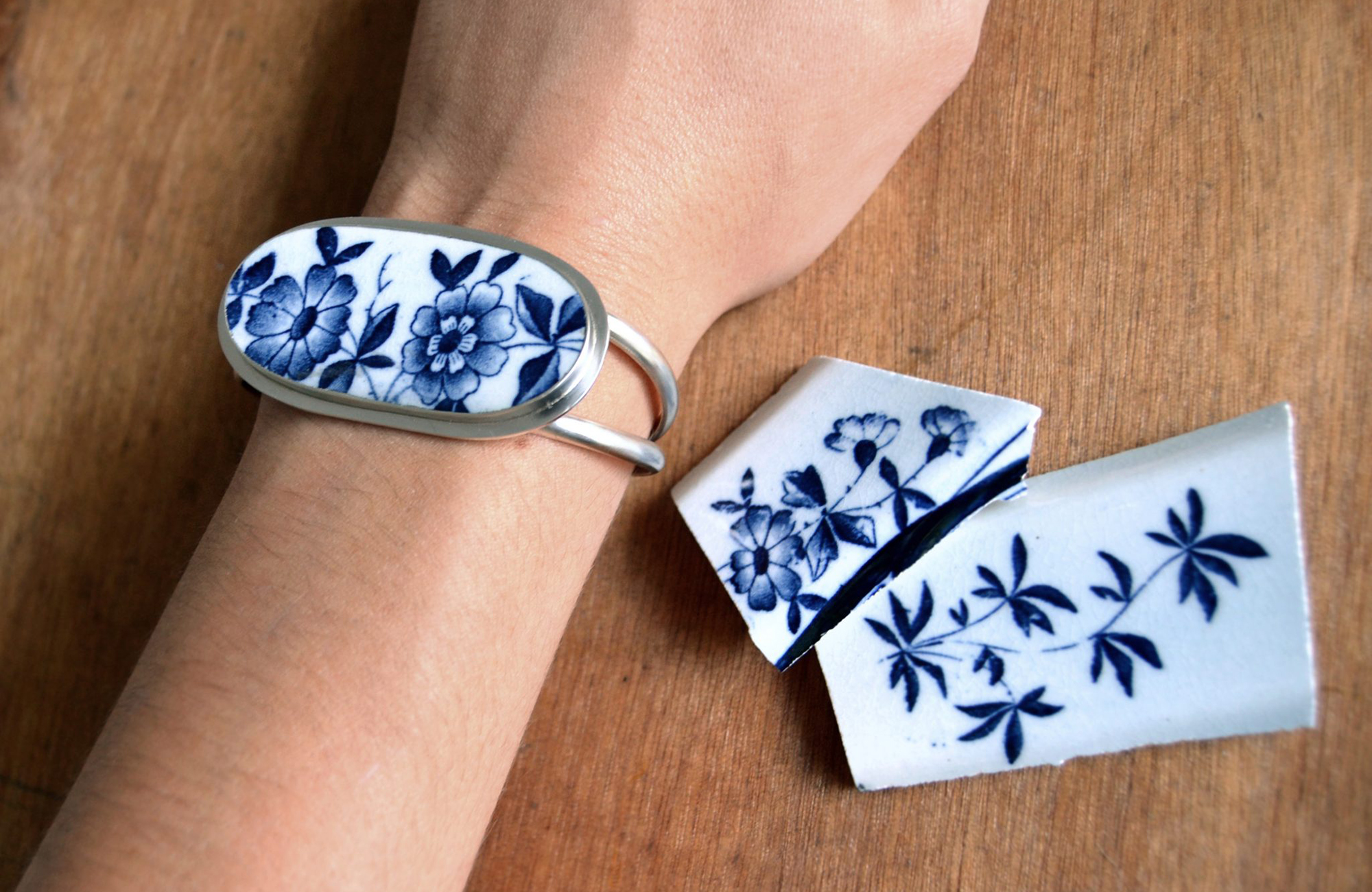 Cuff met blauwe bloemen