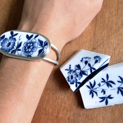 Cuff met blauwe bloemen