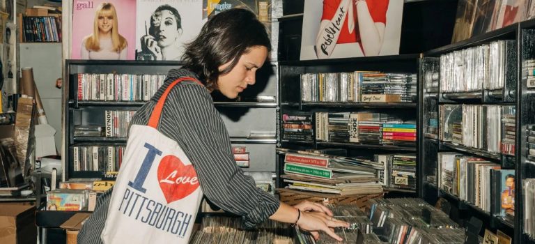 Gen Z and the Revival of the Analog World: How the Digital Generation is Reshaping the Art Industry